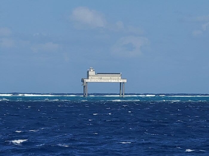 沖ノ鳥島灯台の立つ観測基盤