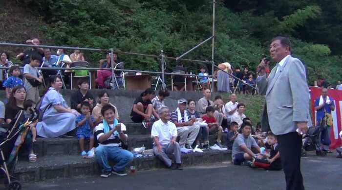 祭り会場で挨拶する石破氏