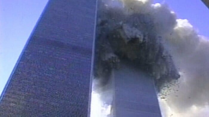 攻撃を受けた世界貿易センタービルはこうして崩れ落ちた(2001年9月11日)