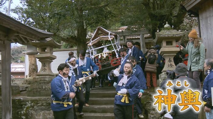 男衆が神社から神輿を担いで出発