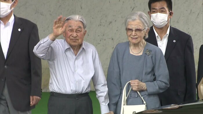 JR軽井沢駅に到着された上皇ご夫妻(長野県・軽井沢町)