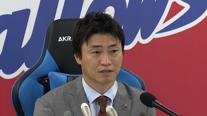 引退記者会見で野球人生を振り返る青木