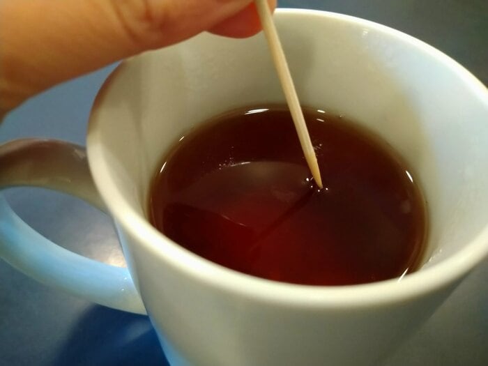 飲み物に入れる際はつまようじで（特集班撮影）