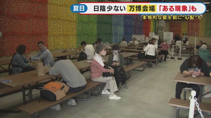 屋内で多くの人が休憩