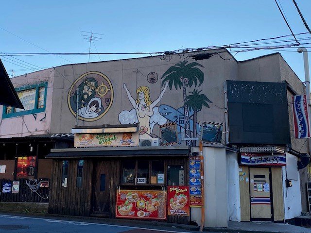 店の壁のイラストは無名時代のリリー・フランキー氏が描いた