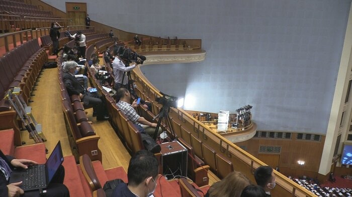 記者席に入れた外国人メディアは23人だけ