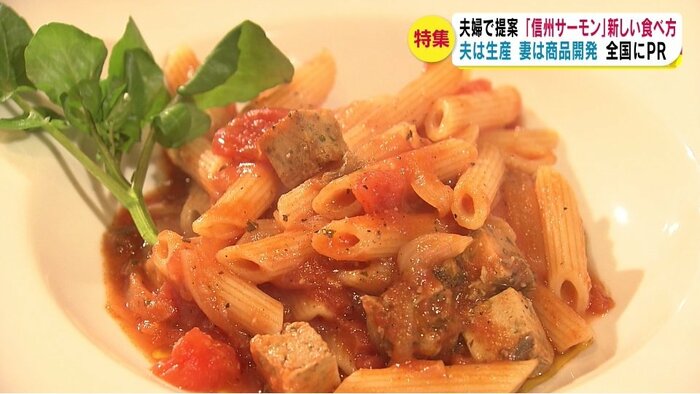 ソースに茹でたペンネと炒めたパテを入れ、あえる