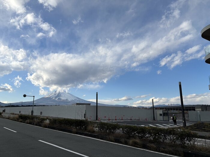 建設中のエリアに残る旧東富士工場の建屋(画面右)