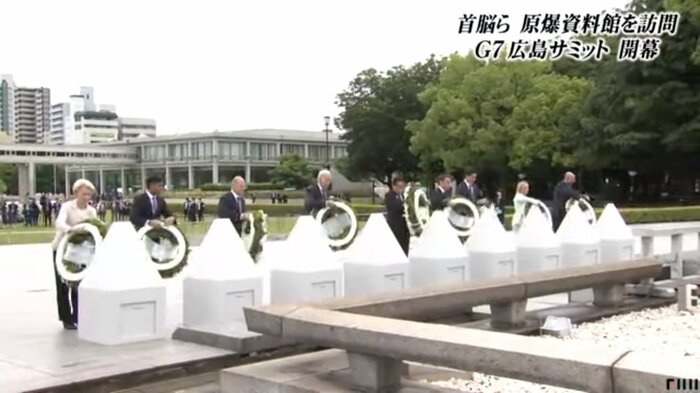 献花するG7首脳ら