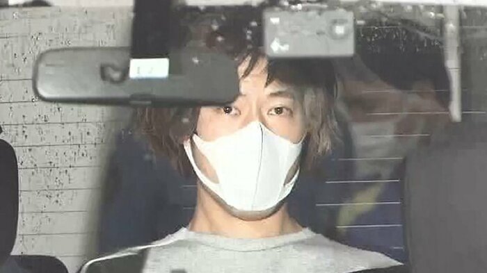 この事件に先立ち、同年8月6日には小田急線の車内で男女10人を切りつける事件が発生。写真は対馬悠介被告(当時36)。