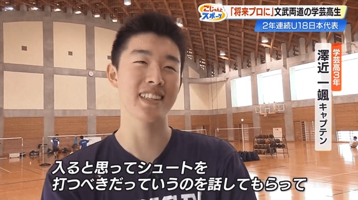 笑顔でインタビューに答える澤近選手