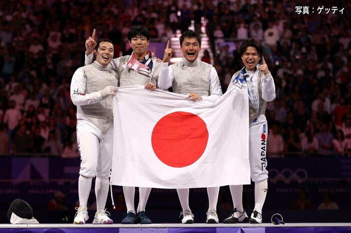 優勝した日本男子フルーレ団体(左から:永野雄大、敷根崇裕、松山恭助、飯村一輝)