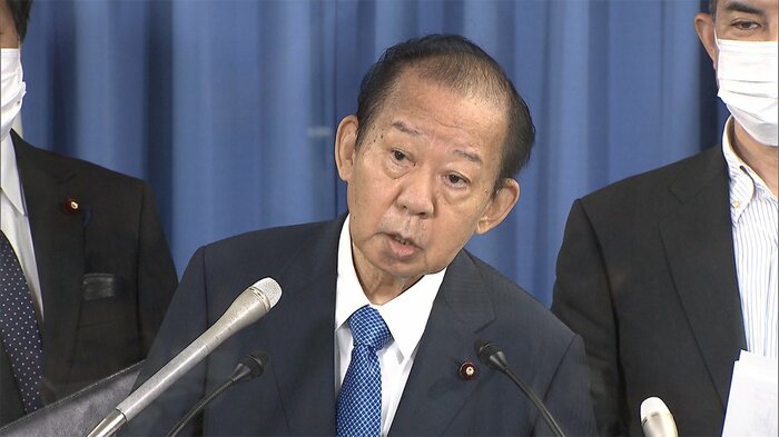 二階さんは軽々に小池さんを担げない
