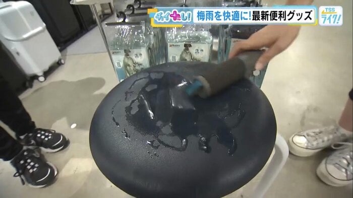 筒状のスポンジが椅子の水滴をみるみる吸収