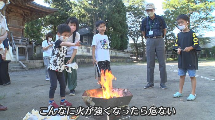 火に注意しながら、たき火を楽しむ子どもたち
