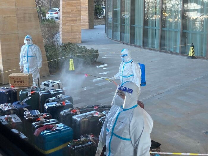 旅行客のトランクには消毒薬が噴霧された