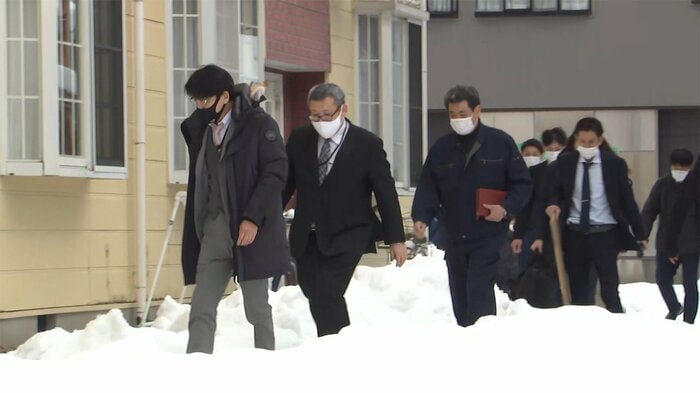 家宅捜索に入る警視庁の捜査員ら