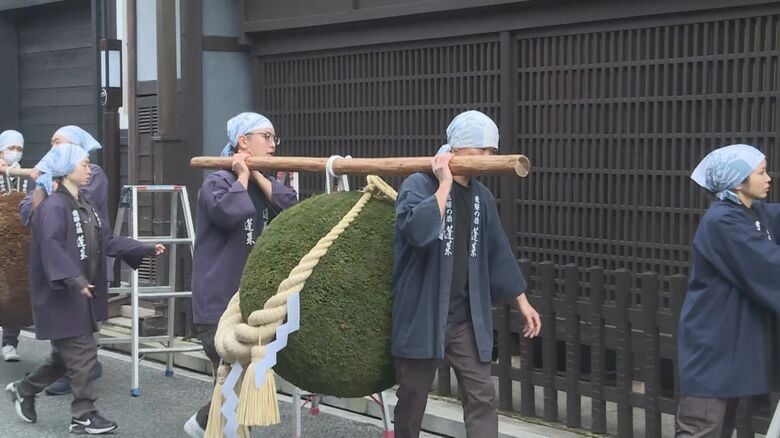 造り酒屋で新酒の完成を知らせる杉玉の掛け替え 観光客らが振る舞われた酒の香りと味を楽しむ｜FNNプライムオンライン