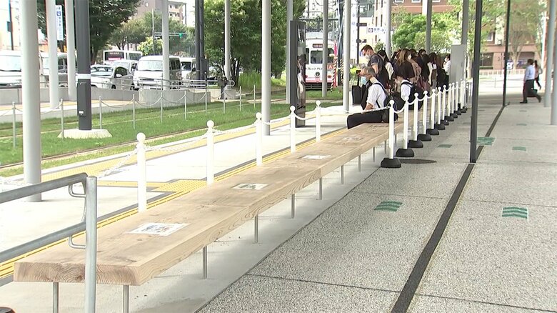 長さ約26mのベンチが長すぎる？ JR熊本駅前の市電乗り場に設置…利用者から「不便」の声も　市は対策を検討へ｜FNNプライムオンライン