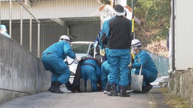 「相当な出血量」「道路に倒れている」70代男性が死亡　頭や顔に傷　現場から約400メートルの場所で血痕が見つかる　事故と事件の両面で捜査｜FNNプライムオンライン