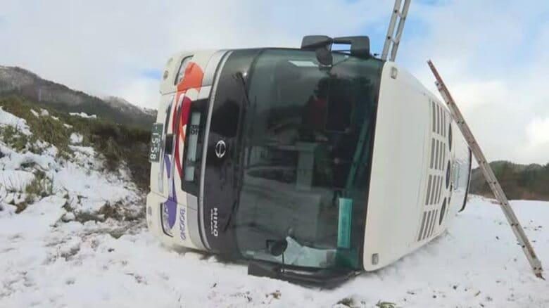 真庭市蒜山の乗客４人ケガのバス横転事故…広島市のバス運転手の男（６５）を在宅起訴【岡山】｜FNNプライムオンライン