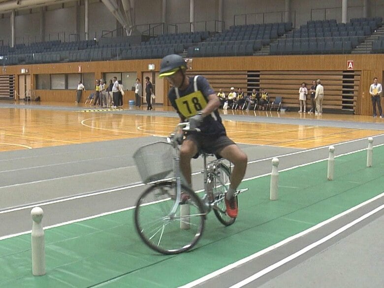 下を向いてバランス崩すケース多く…高齢者向けの自転車講習会 左右確認を怠る人や停止線まで遠すぎる人も｜FNNプライムオンライン