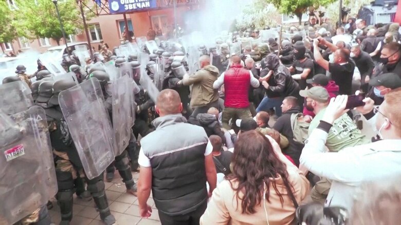コソボで治安部隊とデモ隊が衝突　アルバニア系市長の誕生で民族対立が激化｜FNNプライムオンライン