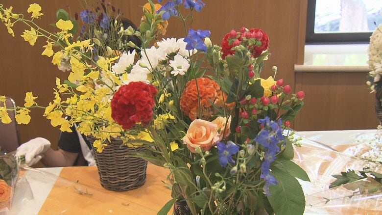キクなど季節の花使い…ひとり親家庭の親子がフラワーアレンジメントづくりを体験 久屋大通庭園フラリエ｜FNNプライムオンライン
