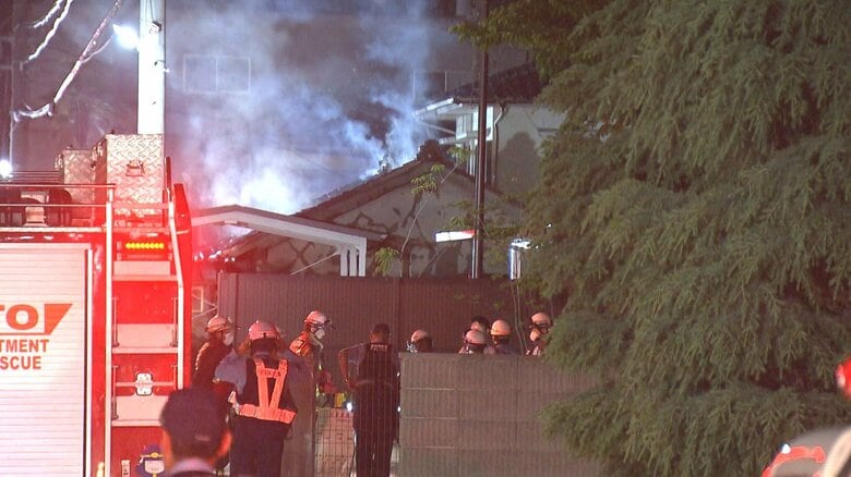 焼け跡の台所で発見…木造平屋建ての住宅が全焼した火事 1人暮らしの64歳男性とみられる遺体見つかる｜FNNプライムオンライン