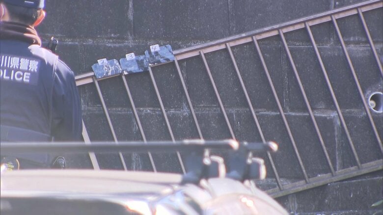 路上で流血し倒れている男性2人…高台のアパート下に「人が倒れている」 転落防止用の柵は男性らの近くに 横浜・旭区|FNNプライムオンライン