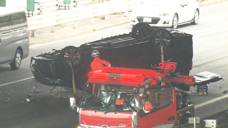 首都高湾岸線でワゴン車が横転…運転していた20代男性搬送も軽傷 インターチェンジ分岐部分に突っ込み横転|FNNプライムオンライン