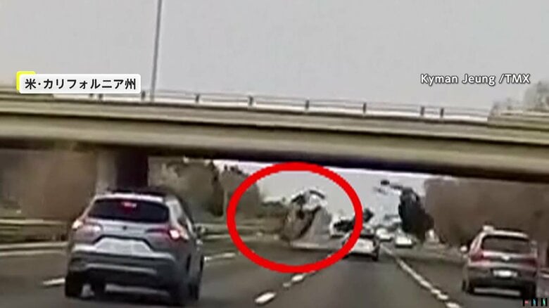 高速道路に“車が降ってくる”衝撃の瞬間…陸橋から落下しそのまま中央分離帯に激突　カリフォルニア州　台湾ではガードレール突き破り車が崖下200メートルへ転落｜FNNプライムオンライン