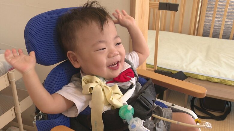 664gで生まれた男の子が退院　初めて自宅で祝う2歳の誕生日　2年間の入院生活は「家族中心のケア」で成長や発達を促す　今も24時間体制でケア　両親「寝不足でも成長が喜び」｜FNNプライムオンライン
