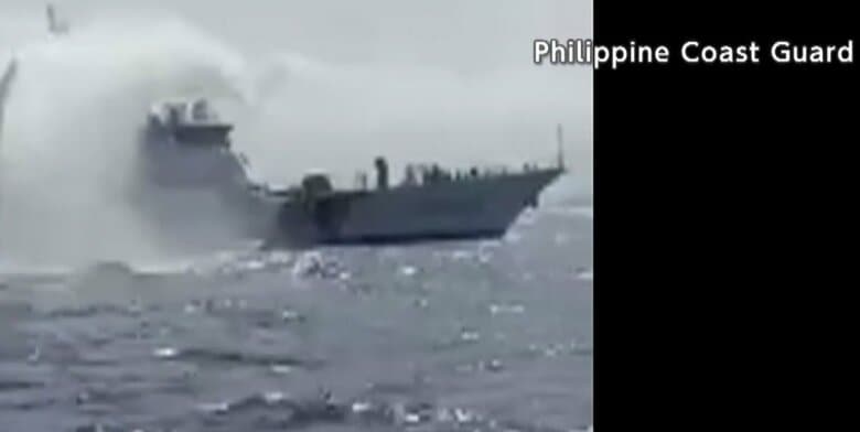 「ただちに立ち去れ」中国海警局の船がフィリピン巡視船を取り囲む　緊迫の同乗取材…別エリアでは中国船が漁船に放水も　南シナ海｜FNNプライムオンライン