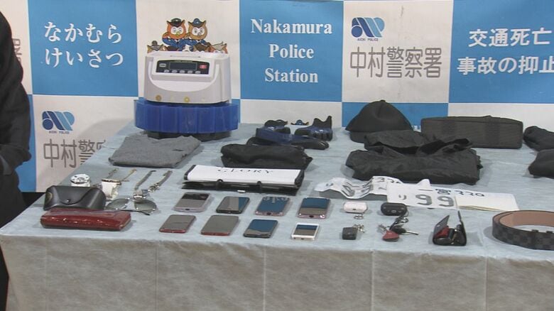 被害総額約1200万円か…リサイクル店に侵入しフィギュアを盗んだ疑い 親子ら3人逮捕 窃盗約80件に関与か｜FNNプライムオンライン