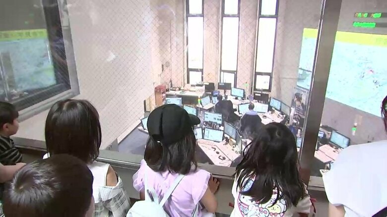 夏休み中の子どもたちが県警本部を見学　110番通報など体験　岩手県｜FNNプライムオンライン