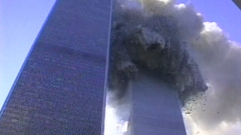 攻撃を受けた世界貿易センタービルはこうして崩れ落ちた(2001年9月11日)