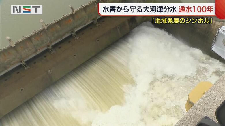 通水した瞬間を再現して開かれた可動堰のゲート