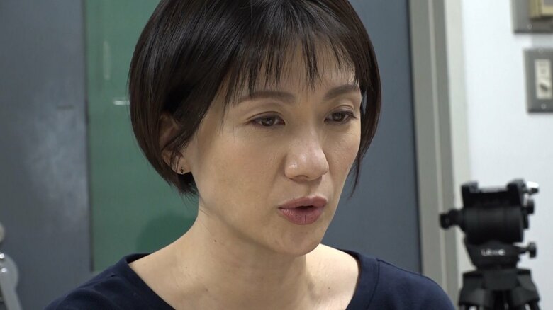 インタビューを行う梅津弥英子キャスター