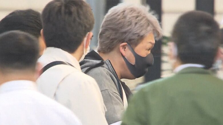 連行される右翼団体トップの田代厚容疑者(50)(9日午前 調布市)