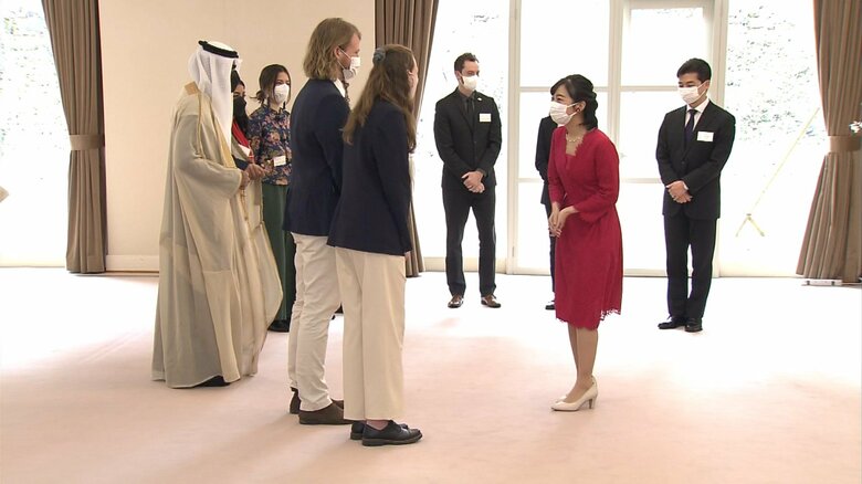 懇談の場では、佳子さまが、”マスク越し”に表情豊かに談笑される様子がみられた。