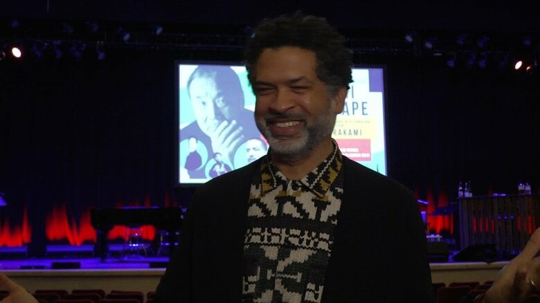 「翻訳を読んで『失神』ですよ」と笑うモラン氏