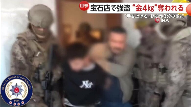 警察官に連行されていく容疑者