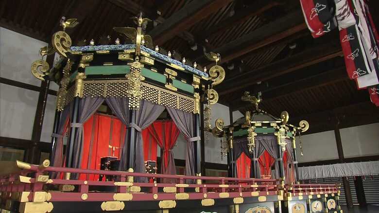 左が高御座　左が御帳台