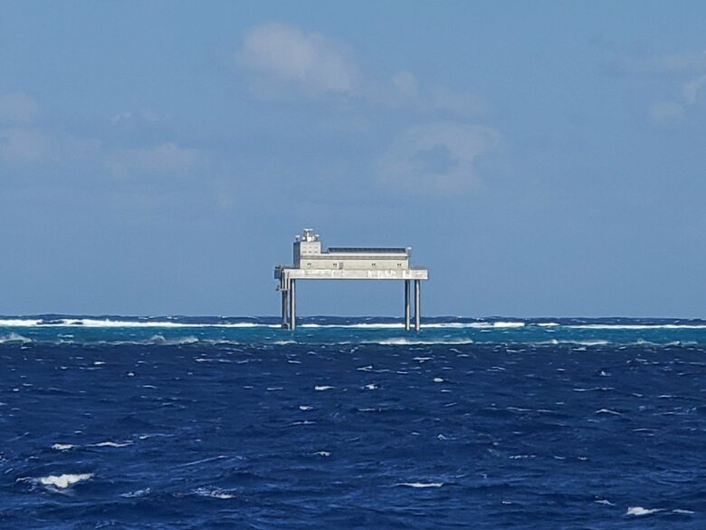 沖ノ鳥島灯台の立つ観測基盤