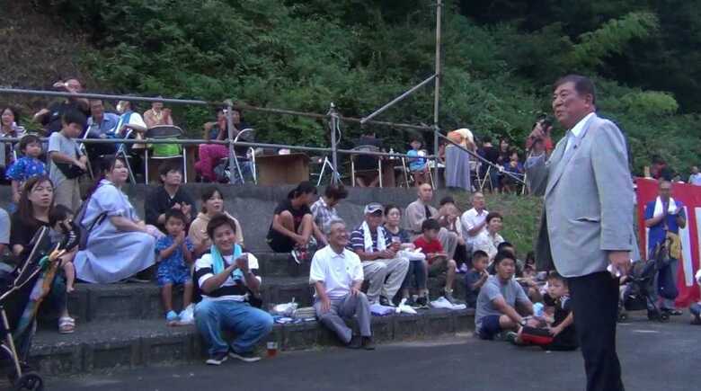 祭り会場で挨拶する石破氏