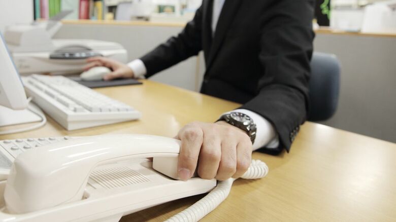 電話対応で作業の手が止まってしまう（画像はイメージ）