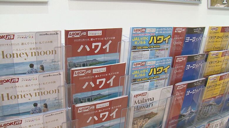海外のパンフレットが並ぶ旅行会社