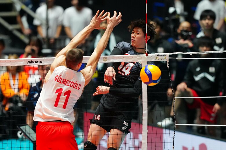 強打だけでなくフェイントでも技を見せた 石川祐希