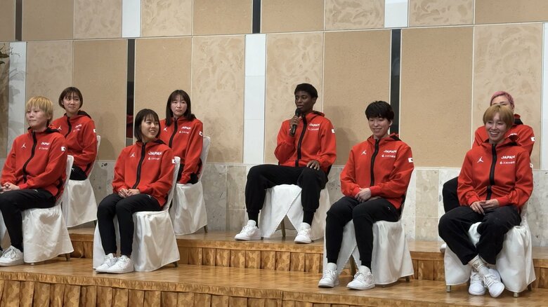 会見する女子日本代表選手ら（13日、千葉県成田市）